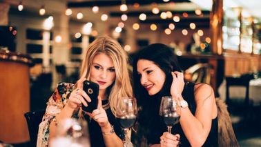 Common money mistakes people make in their 30s bar scene