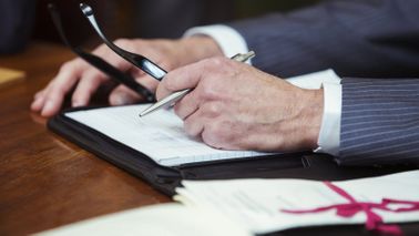 Attorney drafting a will 