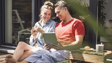 Couple discussing what they read in Northwestern Mutual’s Weekly Market Commentary.