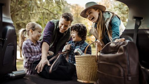family packing car for vacation