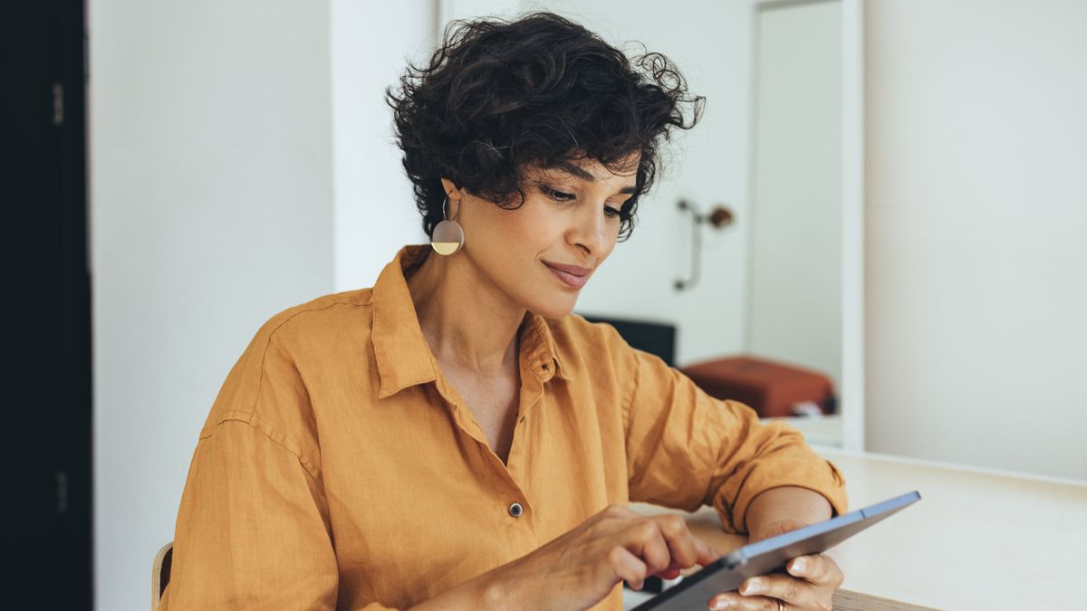 Woman reading Northwestern Mutual’s weekly market commentary.
